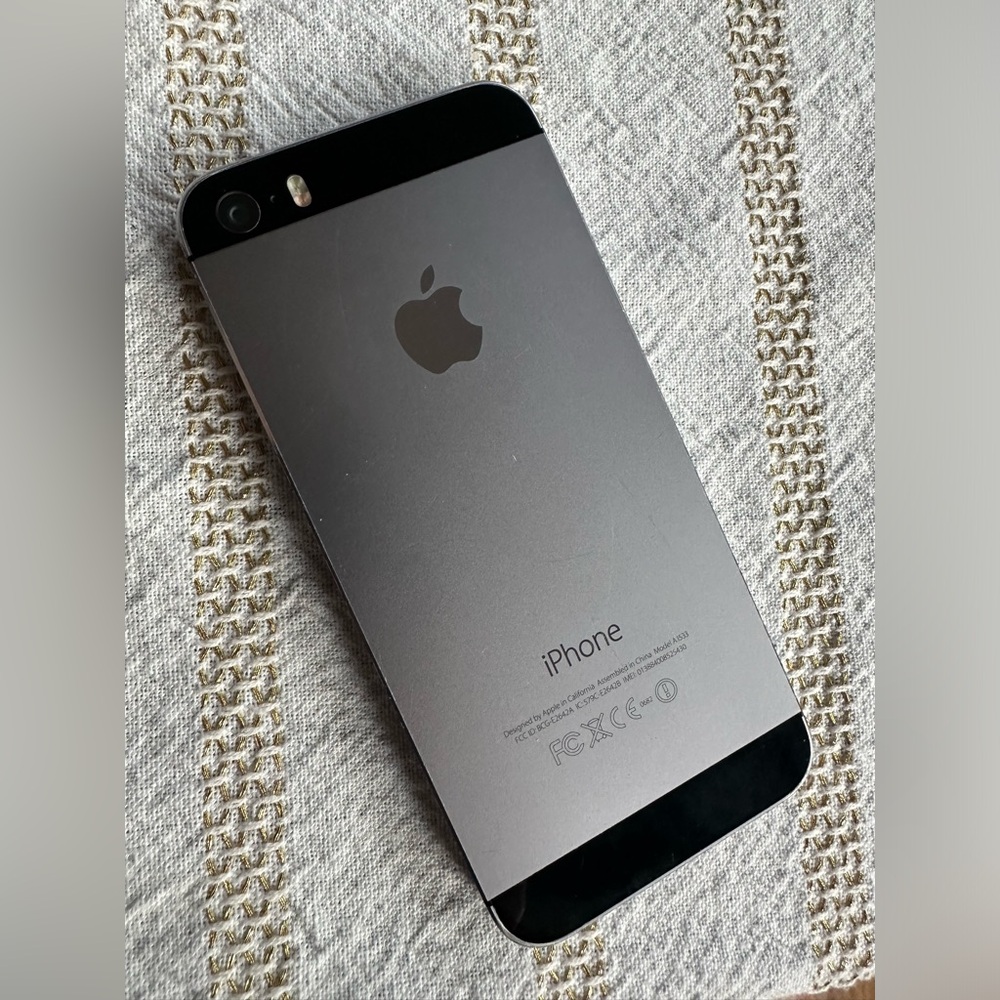 Apple iPhone 5S - UNLOCKED